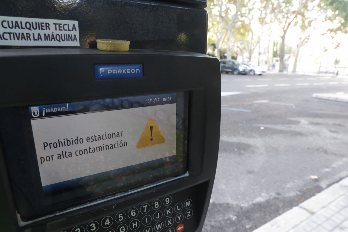 Prohibición de aparcar en un parquímetro de Madrid por alta contaminación.