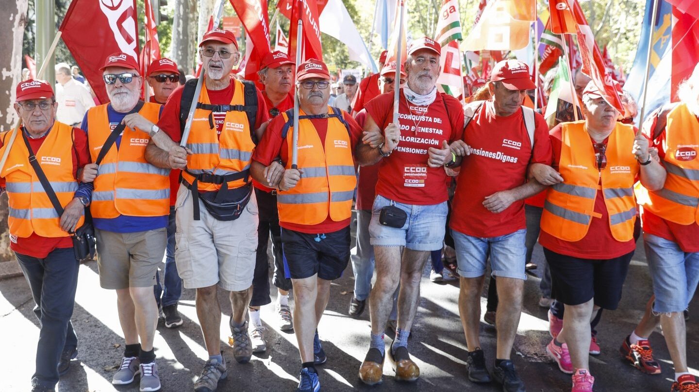 Miles de pensionistas marchan por Madrid para pedir subidas de las pensiones superiores al 0,25%.