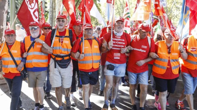 Miles de pensionistas marchan por Madrid para pedir subidas de las pensiones superiores al 0,25%.