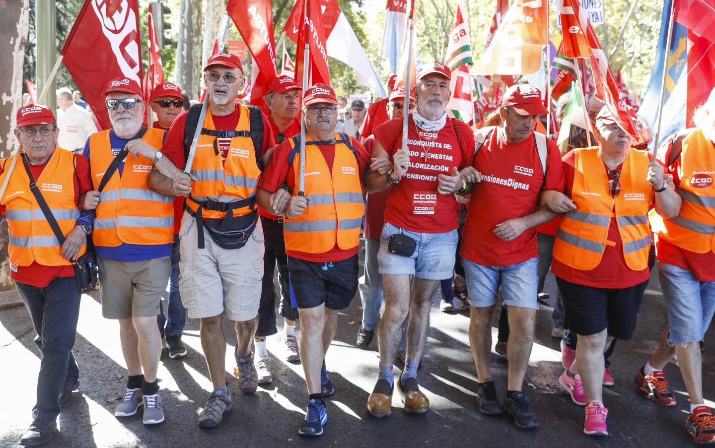Miles de pensionistas marchan por Madrid para pedir subidas de las pensiones superiores al 0,25%.