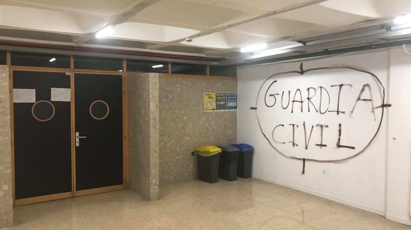 Diana pintada contra la guardia civil en el Campus de Leioa de la UPV.