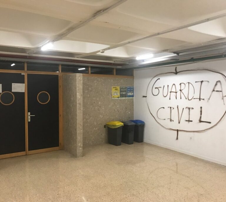 Aparece una diana en la Universidad Publica Vasca amenazando a la Guardia Civil