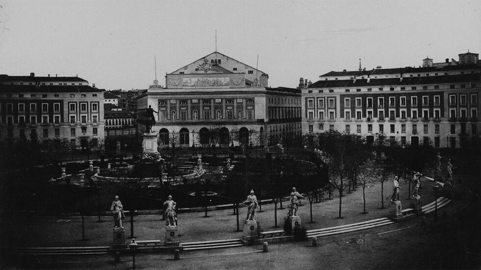 Plaza de Oriente con el Teatro Real de Madrid al fondo