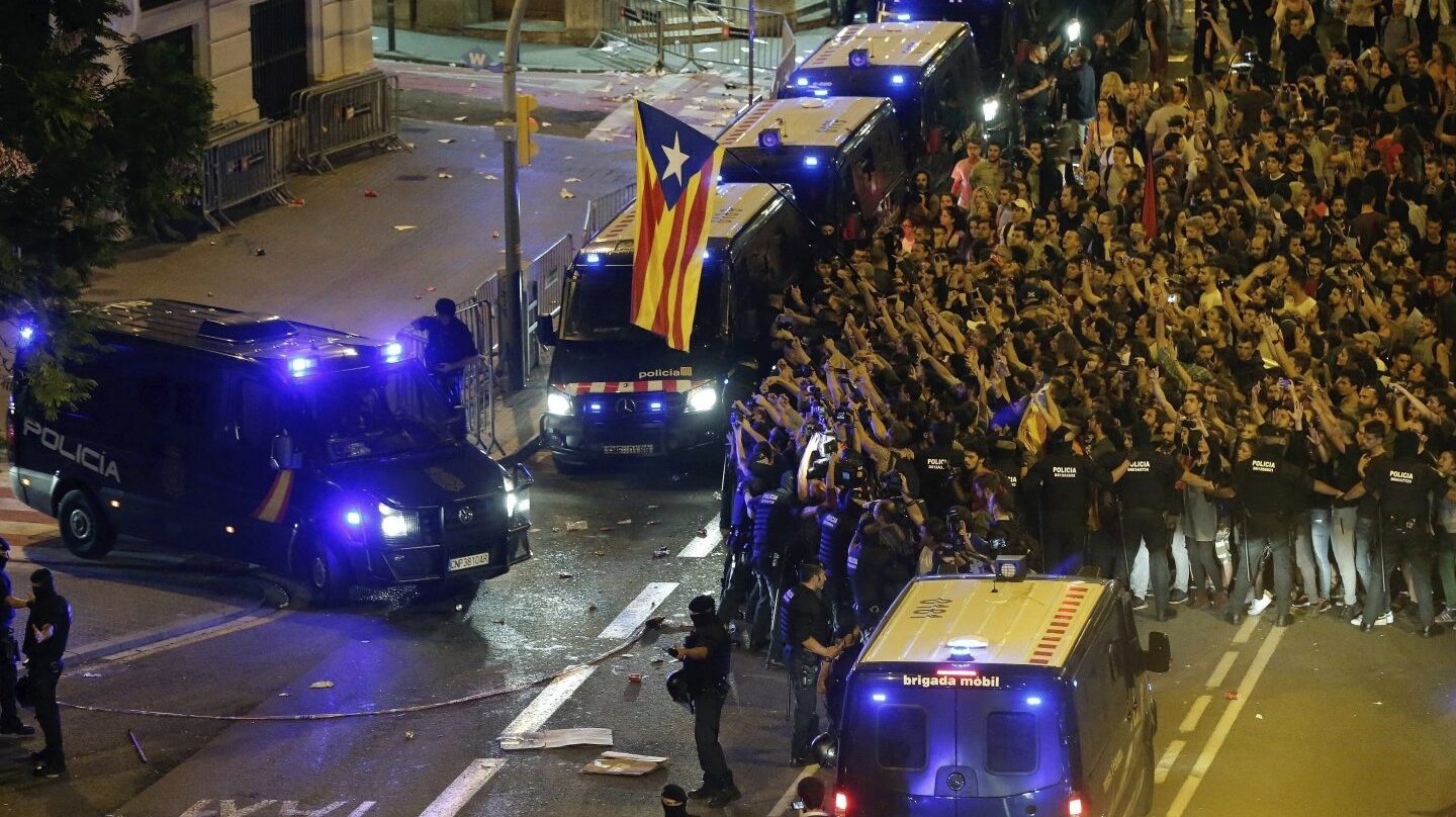 Referéndum 1-O: Manifestación frente a la Jefatura Superior de Policía de Barcelona.