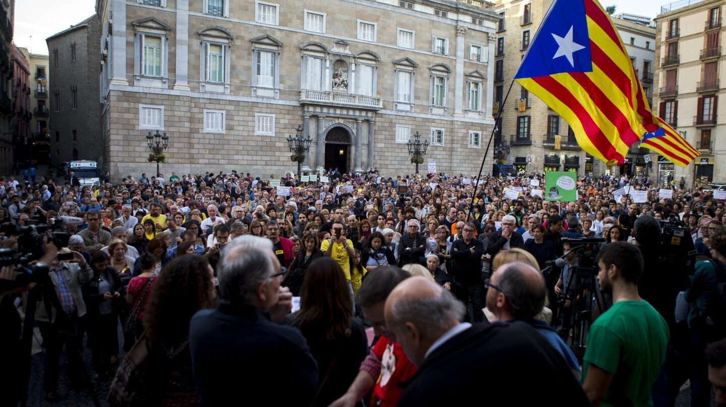 Concentración de profesores en la plaza de Sant Jaume.
