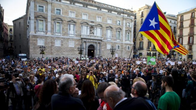 Concentración de profesores en la plaza de Sant Jaume.