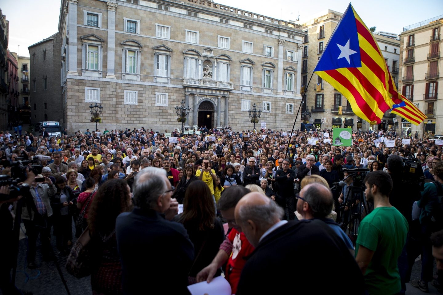 Concentración de profesores en la plaza de Sant Jaume.