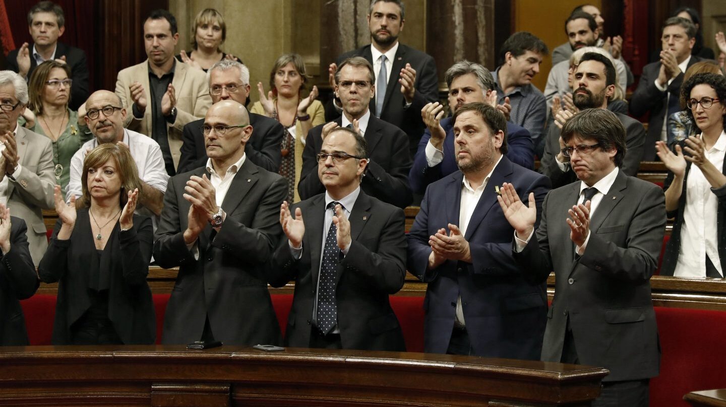 Puigdemont y su Govern, en el Parlament.