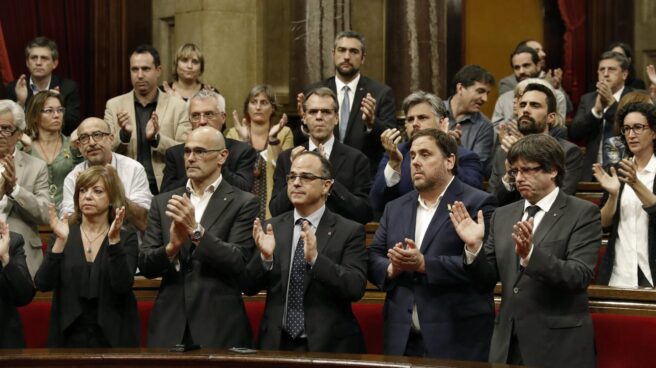 Puigdemont y su Govern, en el Parlament.