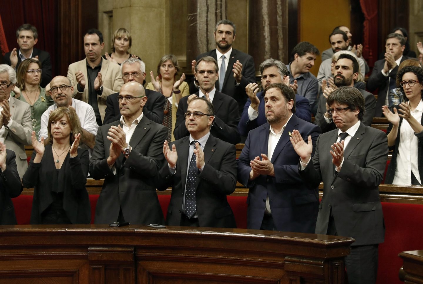 Puigdemont y su Govern, en el Parlament.