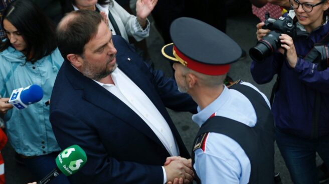 Referéndum 1-O: Puigdemont saluda a un mosso. Referéndum 1-O: Puigdemont saluda a un mosso.