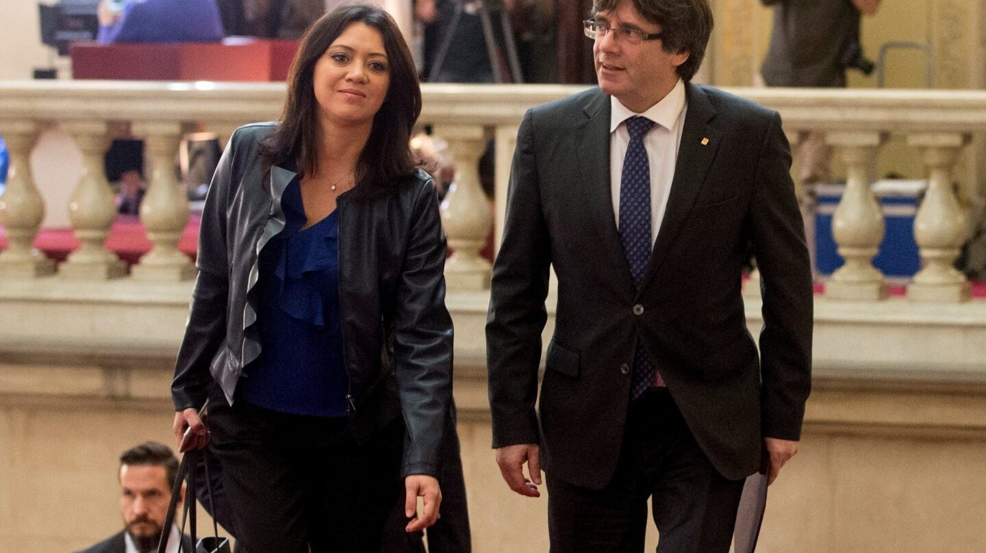Puigdemont y su esposa, Marcela Topor, entran en el Parlament.