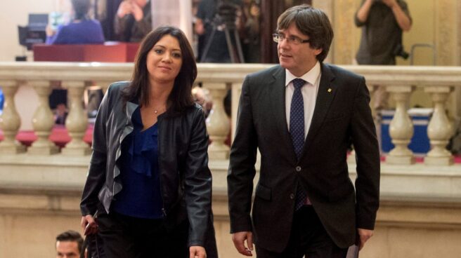 Puigdemont y su esposa, Marcela Topor, entran en el Parlament. Puigdemont y su esposa, Marcela Topor, entran en el Parlament.