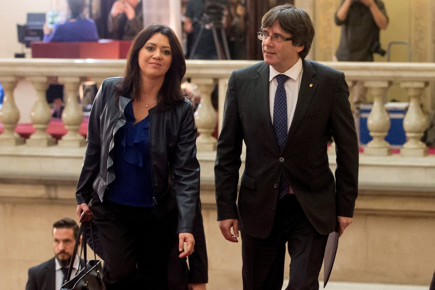 Puigdemont y su esposa, Marcela Topor, entran en el Parlament.