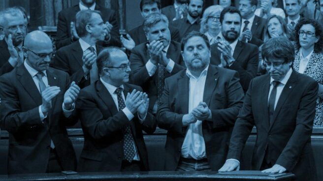 Puigdemont Junqueras 10-O: Puigdemont, tras su discurso en el Parlament.