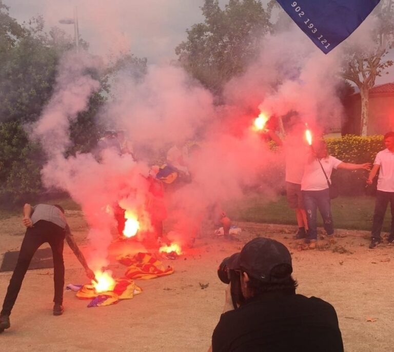 Una concentración de extrema derecha quema varias esteladas en Barcelona