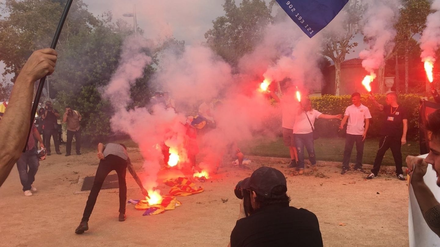 Quema de esteladas en una manifestación de extrema derecha en Barcelona.