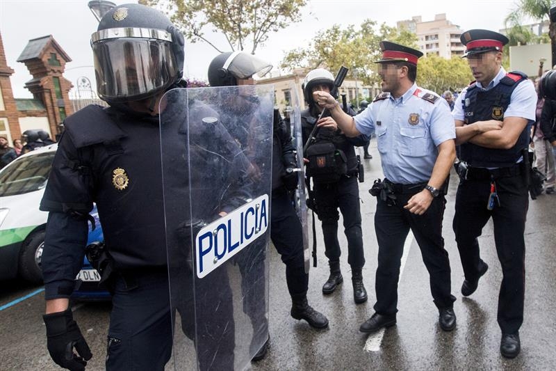 Un Mosso d'Esquadra discute con un policía nacional frente a un instituto de L'Hospitalet de Llobregat (Barcelona) el 1-O.