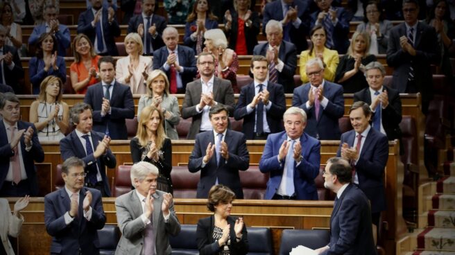 Los diputados del PP aplauden a Mariano Rajoy tras su discurso sobre Cataluña.