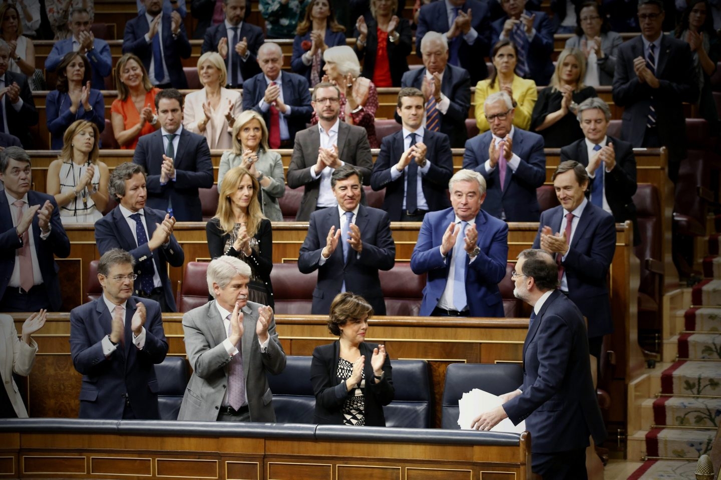 Los diputados del PP aplauden a Mariano Rajoy tras su discurso sobre Cataluña.