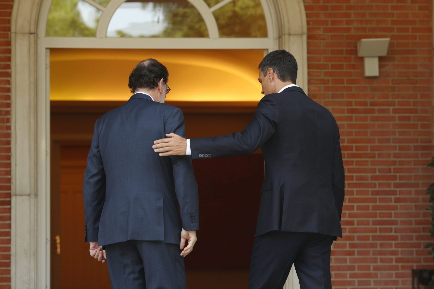 Mariano Rajoy recibe a Pedro Sánchez en el Palacio de la Moncloa.