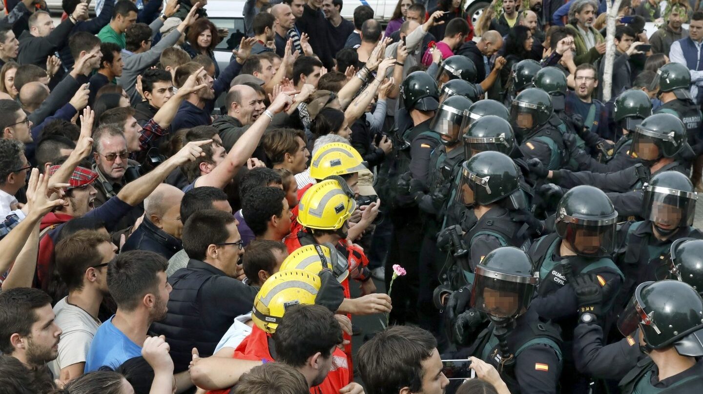 Referéndum 1-O: Incidentes en el Pabellón Deportivo municipal de Sant Julia de Ramis (Girona).