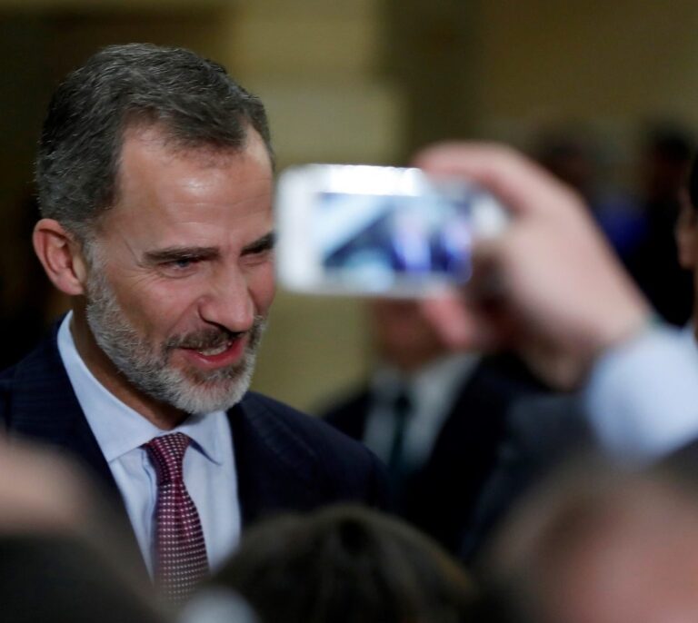 TC admite a trámite el recurso contra la reprobación del Rey en el Parlament