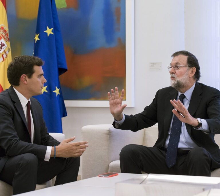 Rajoy se compromete con Rivera a revisar el modelo de financiación autonómica