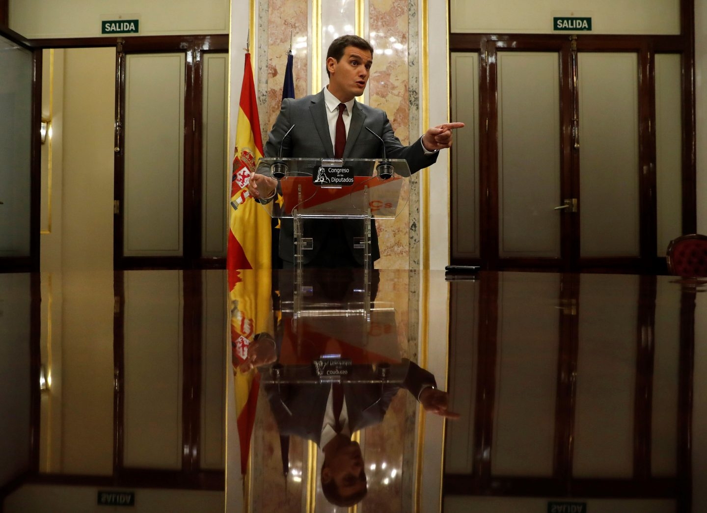 Albert Rivera se dirige a los periodistas en el Congreso.