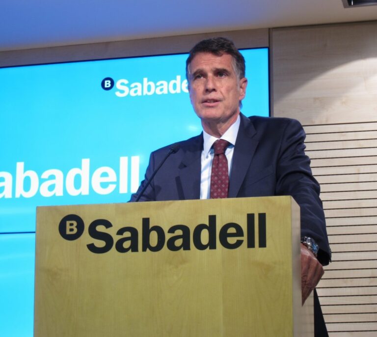 Sabadell culpa a la crisis política de la caída de la acción y defiende la fortaleza de las instituciones