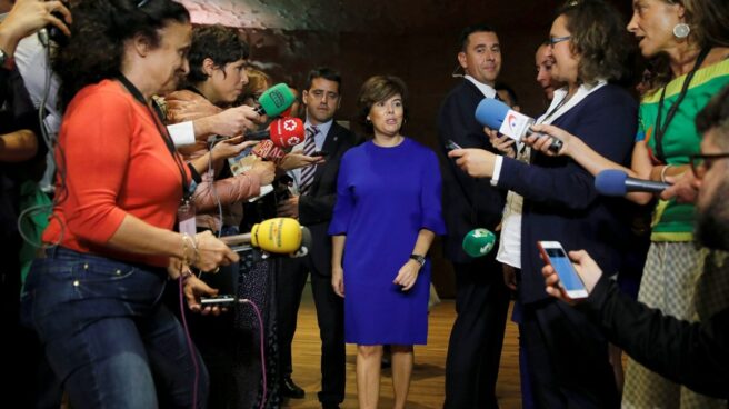 Soraya Sáenz de Santamaría se dirige a los periodistas.