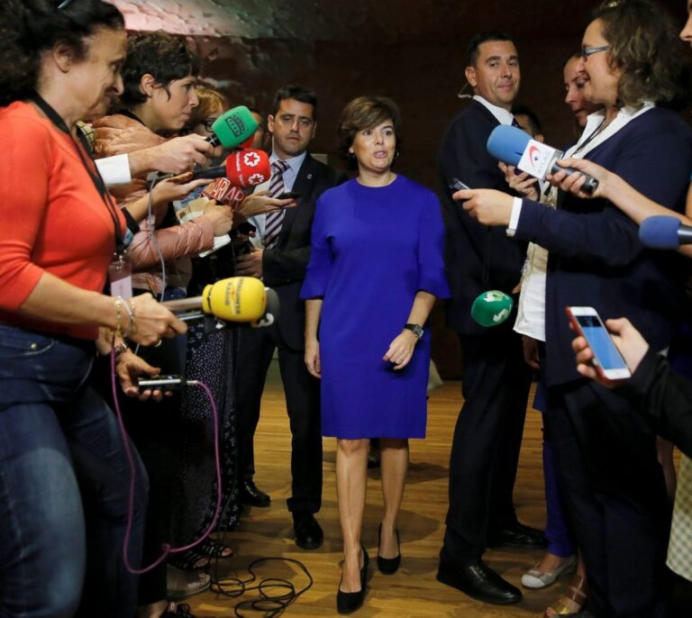 Sáenz de Santamaría afirma que el Gobierno prepara medidas ante actitudes "mafiosas"