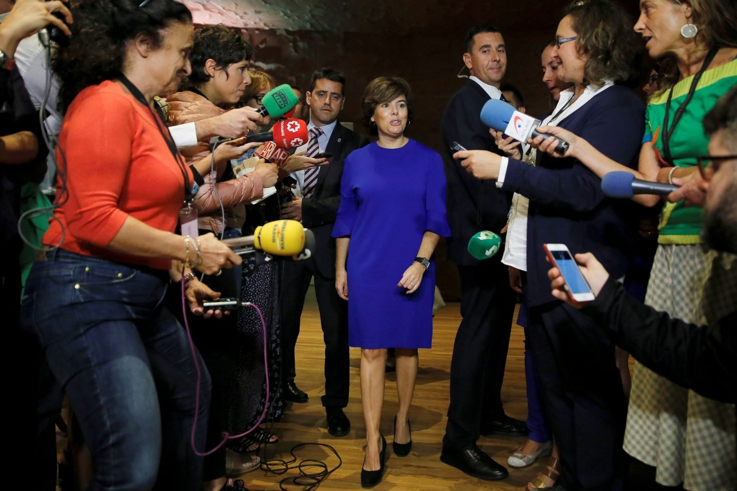 Soraya Sáenz de Santamaría se dirige a los periodistas.