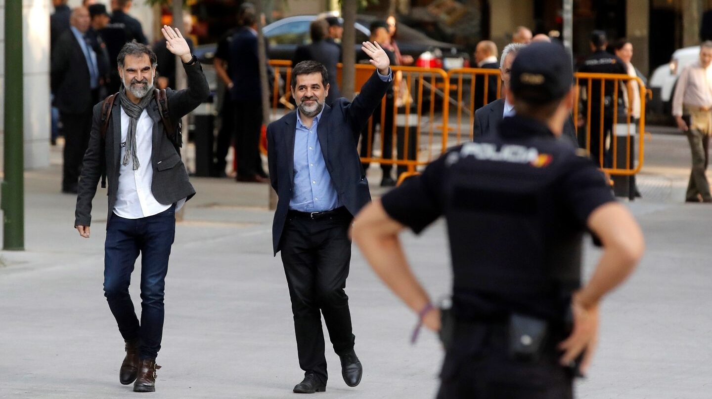 Los presidentes de la Asamblea Nacional Catalana, Jordi Sànchez, y de Òmnium Cultural, Jordi Cuixart (izquierda), llegan a la Audiencia.
