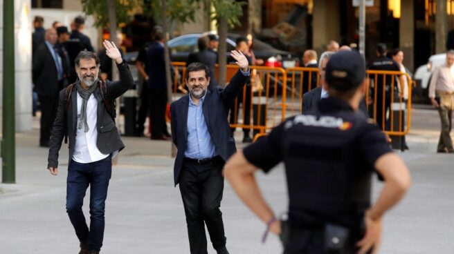 Los presidentes de la Asamblea Nacional Catalana, Jordi Sànchez, y de Òmnium Cultural, Jordi Cuixart (izquierda), llegan a la Audiencia.