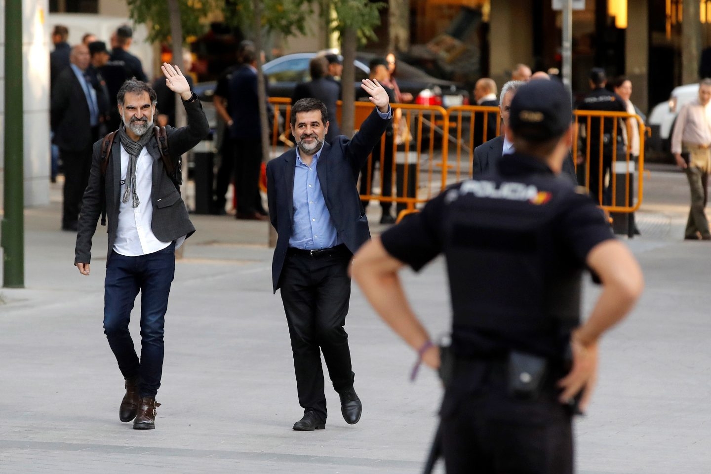 Los presidentes de la Asamblea Nacional Catalana, Jordi Sànchez, y de Òmnium Cultural, Jordi Cuixart (izquierda), llegan a la Audiencia.