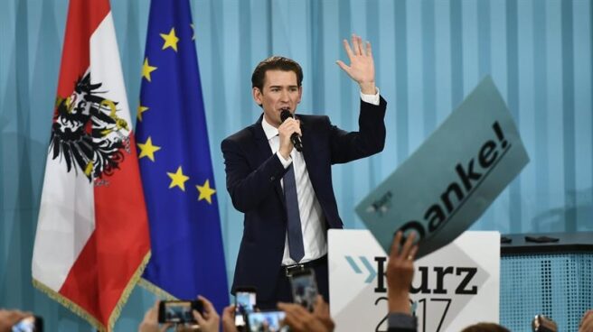 Sebastian Kurz, vencedor de las elecciones en Austria, saluda a sus segudores