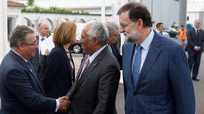Sindicatos piden la dimisión de Rajoy y Zoido si no ponen ya fin a la caza al policía Juan Ignacio Zoido saluda al primer ministro portugués en presencia de Mariano Rajoy en una reciente cumbre Portugal-España.