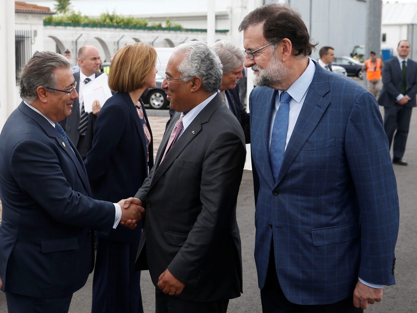Juan Ignacio Zoido saluda al primer ministro portugués en presencia de Mariano Rajoy en una reciente cumbre Portugal-España.