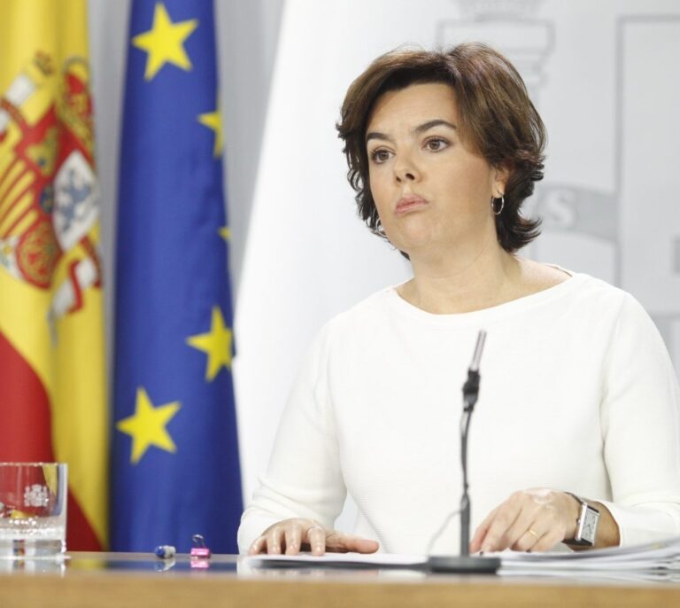Sáenz de Santamaría: "El independentismo pone a Cataluña al borde de la recesión"