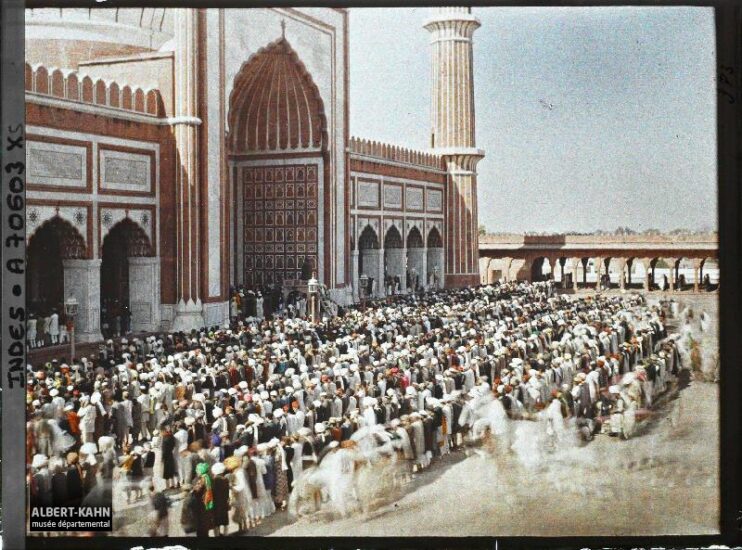 Stéphane Passet; La prière du vendredi dans la cour de la Grande Mosquée (Jama Masjid), Delhi, Indes, 23 janvier 1914.