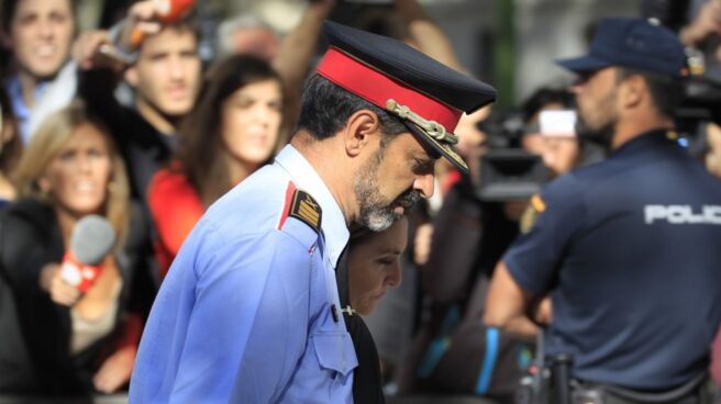 La juez, irritada a Trapero: "¿Se fue a su casa y se desentendió del problema?" Josep Lluís Trapero, saliendo de la Audiencia Nacional tras declarar la primera vez.