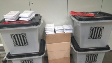 Un mosso retuvo un coche lleno de urnas, pero lo dejó ir porque nadie le dio instrucciones