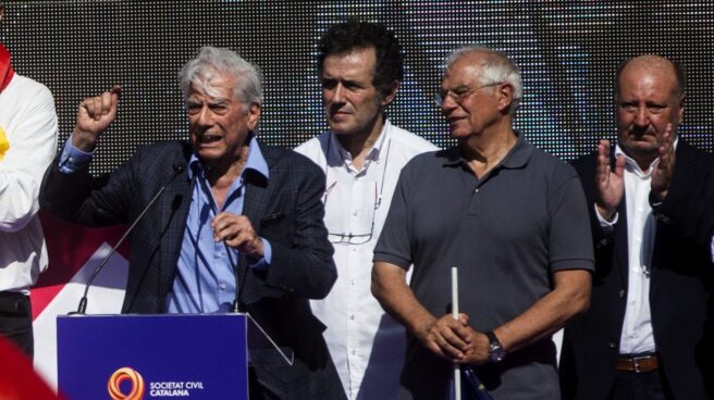 Manifestación 8-O en Barcelona: Vargas Llosa y Borrell.