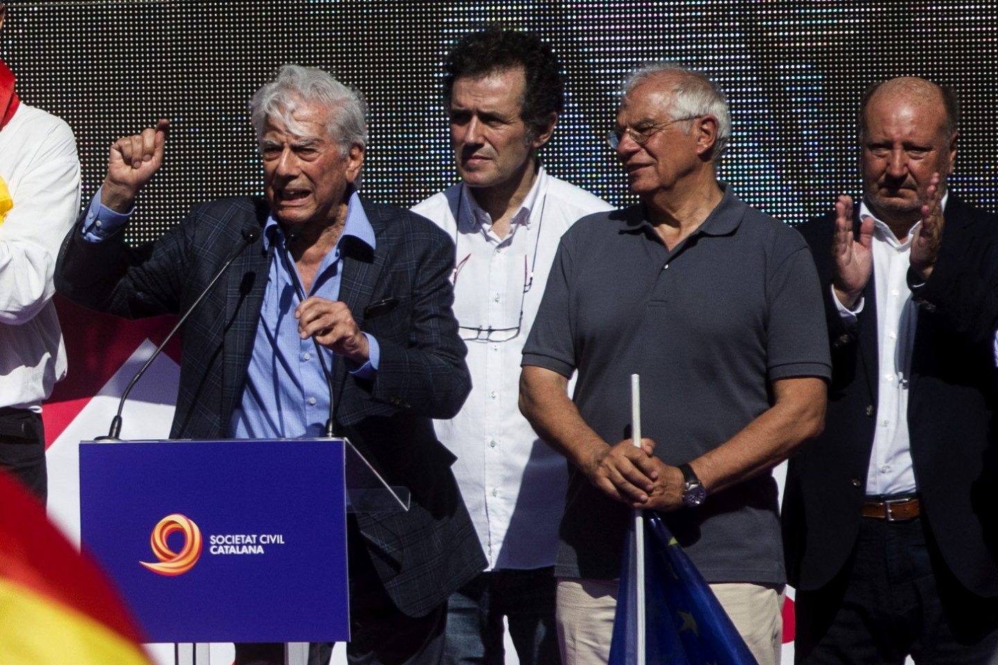 Manifestación 8-O en Barcelona: Vargas Llosa y Borrell.
