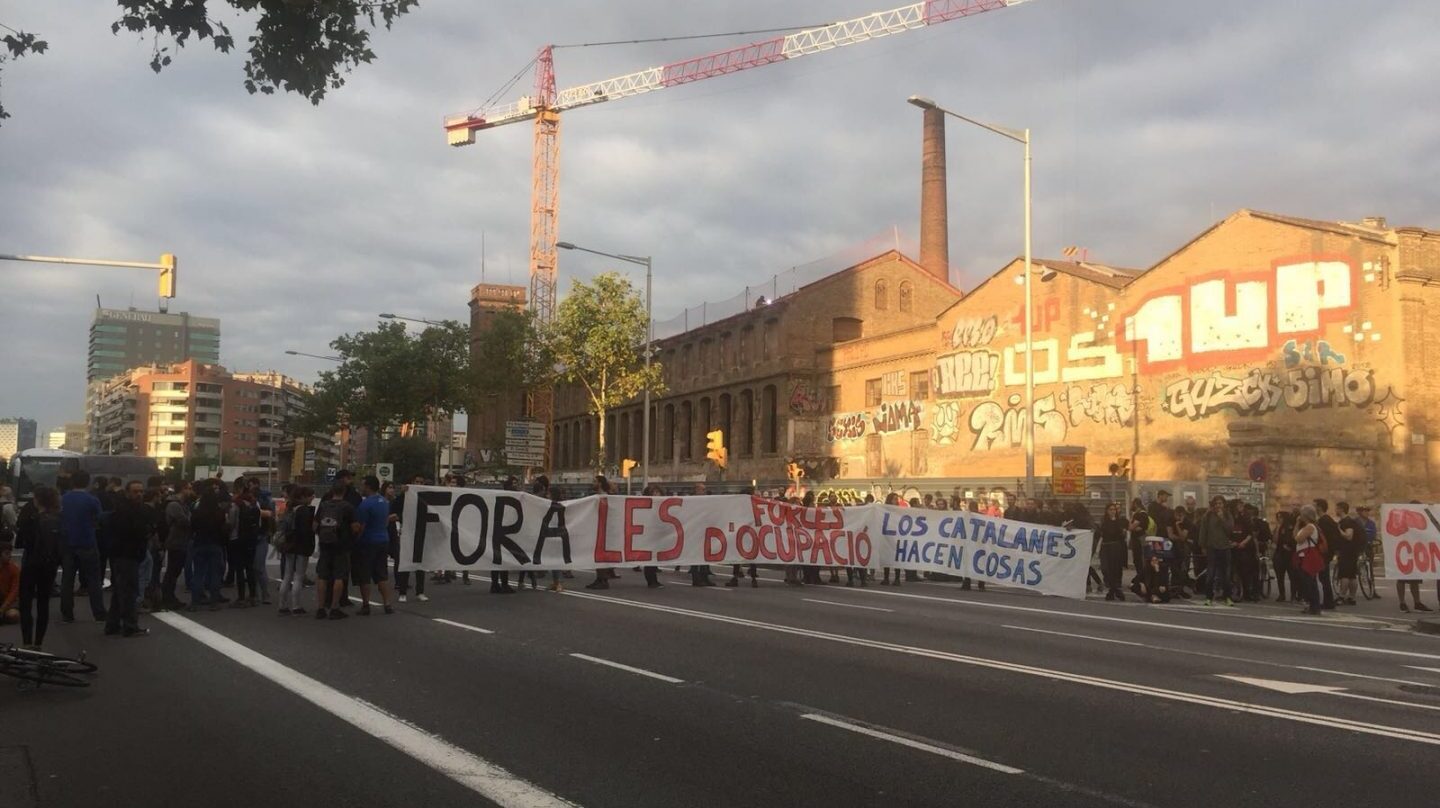 Un grupo de manifestantes cortan una de las carreteras durante la jornada de huelga general en Cataluña tras el 1-O.