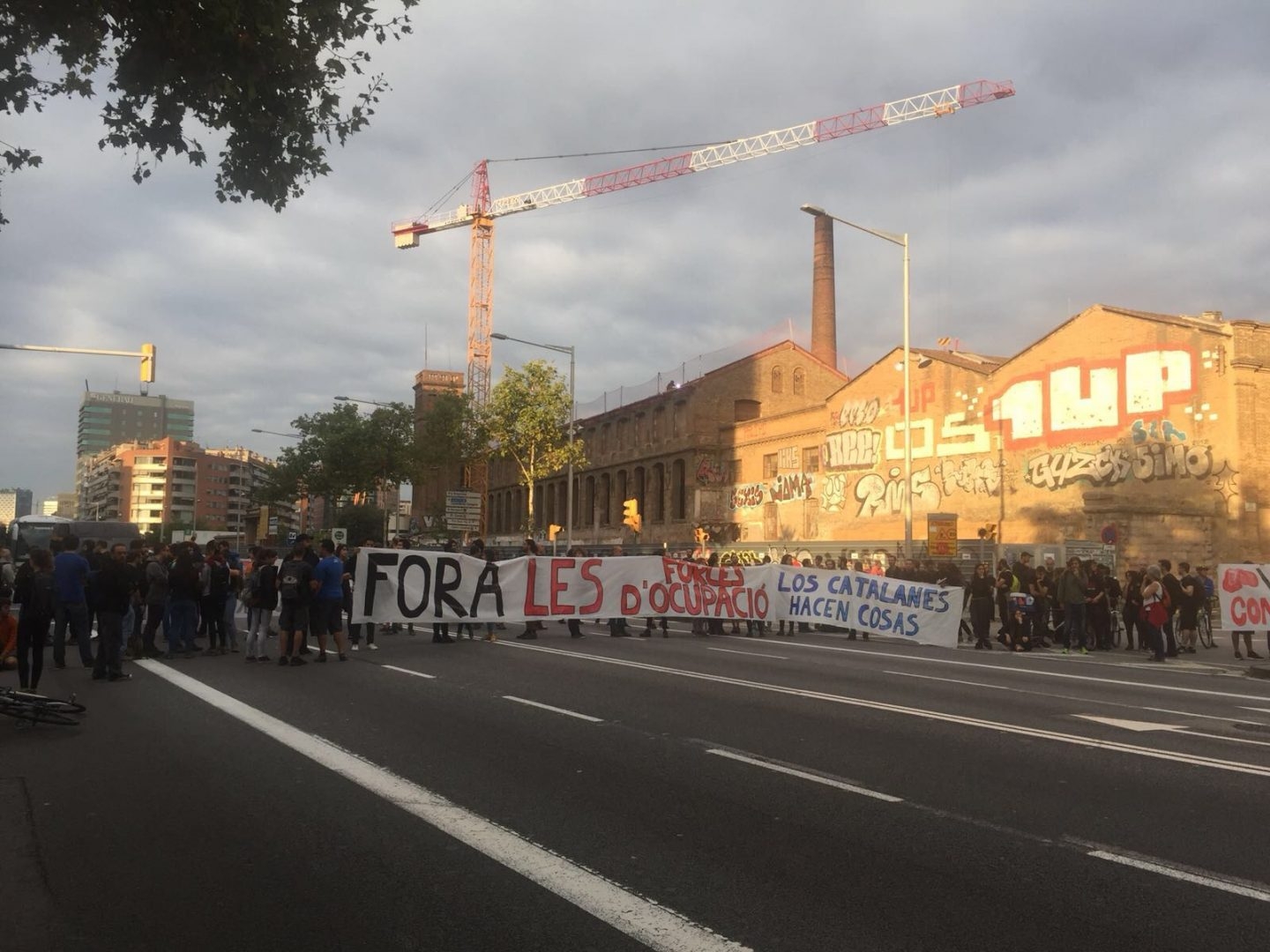 Un grupo de manifestantes cortan una de las carreteras durante la jornada de huelga general en Cataluña tras el 1-O.