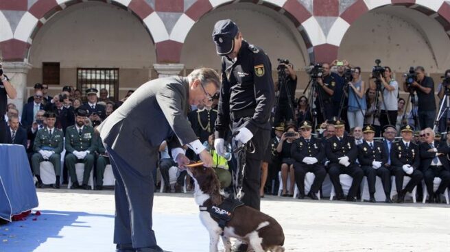 El ministro del Interior, Juan Ignacio Zoido, acaricia un perro de la Policía Nacional la pasada semana en Badajoz.