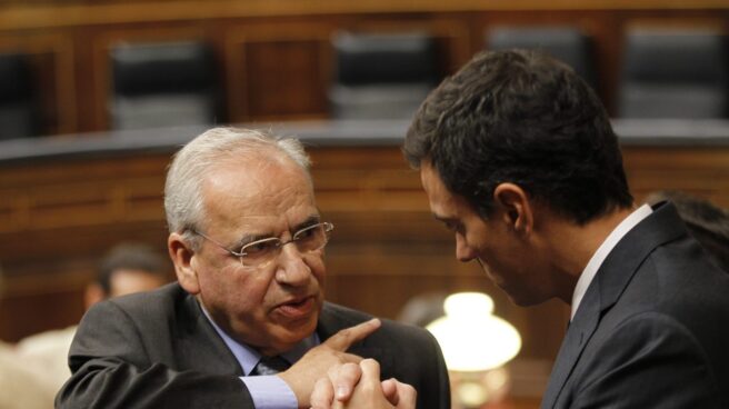 Alfonso Guerra, junto a Pedro Sánchez en el Congreso de los Diputados.