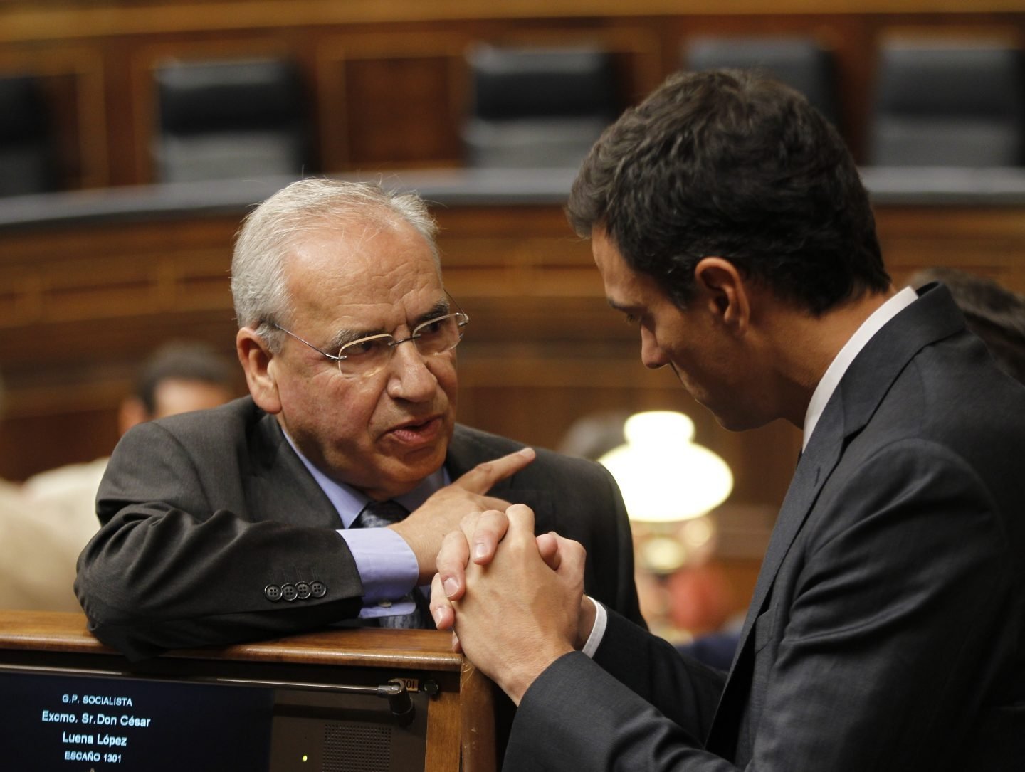 Alfonso Guerra, junto a Pedro Sánchez en el Congreso de los Diputados.